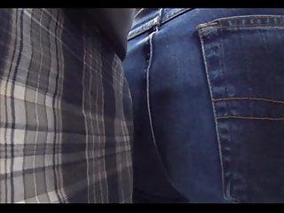 Im stehen in Jeans und Jeans