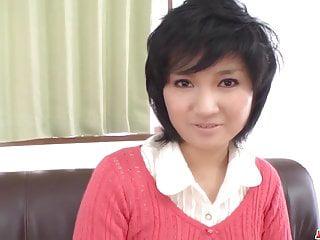 Saki umita sucht einen Schwanz vor der Kamera