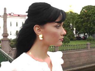 Russische Milf Regina in der Küche