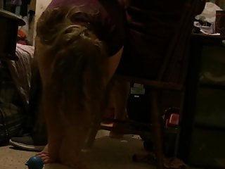 Unter dem Tisch in den Arsch gefickt