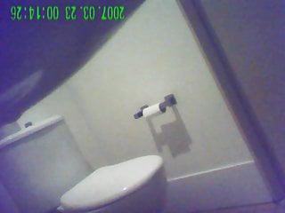 Pinay Milf pisst in der Dusche