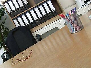 Süßes Mädel macht den Kerl mit allen Mitteln glücklich