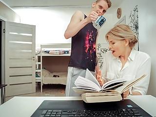 Lehrerin nimmt sexy Milf mit nach Hause um zu ficken