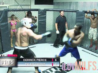 Attraktive Blondine mit großen Brüsten und feuchter Pussy