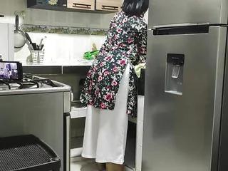 Verspielte Stiefmutter will Sex mit mir haben