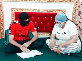 Dickbrüstige Inderin verführt und fickt mit ihrem Chef