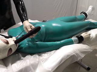 Zwei geile Dominas spielen mit ihren Schwänzen